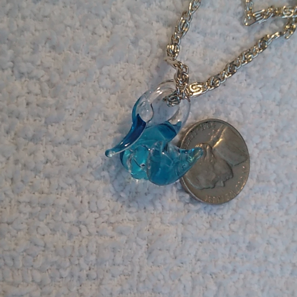 Silver tone necklace with swan pendent - Picture 8 of 8